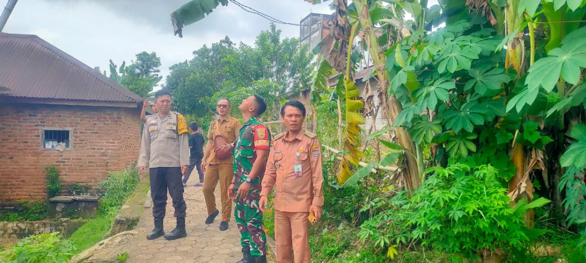 Babinsa Koramil 406-10/Lubuk Linggau Timur Pengecekan Kerapian Kabel Listrik di Kelurahan Mesat Seni Kecamatan Lubuk Linggau Timur II