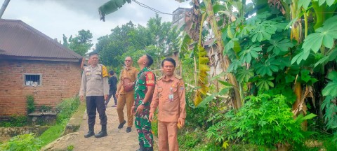 Babinsa Koramil 406-10/Lubuk Linggau Timur Pengecekan Kerapian Kabel Listrik di Kelurahan Mesat Seni Kecamatan Lubuk Linggau Timur II