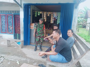 Babinsa Koramil 406-01/Rawas Ulu Sosialisasikan Bahaya Narkoba kepada Warga Desa Lubuk Mas