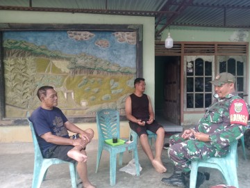 Babinsa Koramil 406-04/Muara Lakitan, Serda Musra Hidayatulloh, Jalin Komsos dengan Tokoh Pemuda di Desa SP 4 Tran Subur