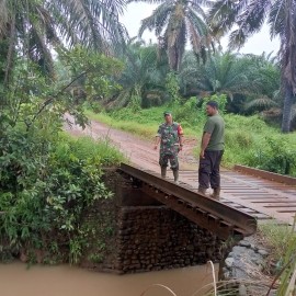 Babinsa Koramil 406-07/Jayaloka Bersama Mitra Karib Lakukan Pengecekan Aliran Sungai Temelat