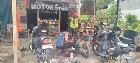 Babinsa Sertu Martan Komsos dengan Pemilik Bengkel Motor