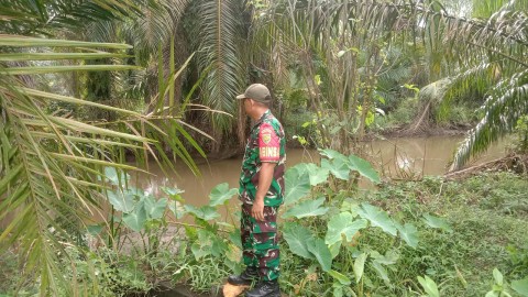 BABINSA KORAMIL 406-06/TUGUMULYO AKTIF LAKUKAN PENGECEKAN AIR SUNGAI