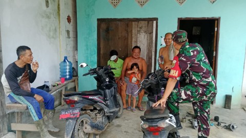 Babinsa Koramil 406-09/Terawas Koptu Evan Laksanakan Komsos dan Sosialisasi Waspada Banjir di Wilayah Binaan