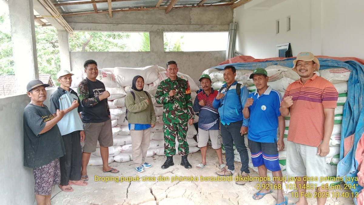 Babinsa Koramil 406-05/Muara Kelingi Serma Zulkarnain Laksanakan Pendampingan Pendistribusian Pupuk di Desa Petran Jaya