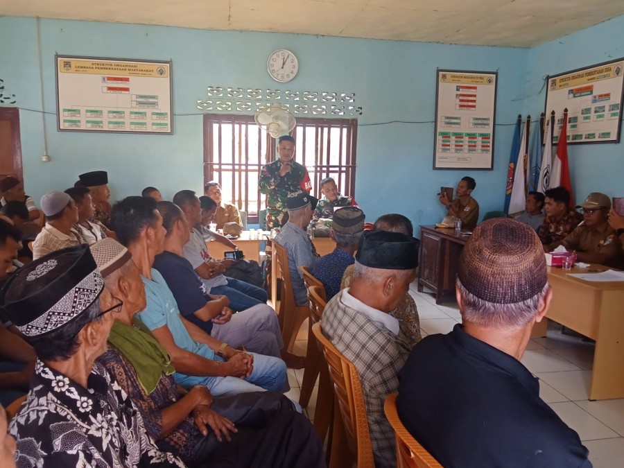 Babinsa Koramil 406-02/Rawas Ilir Hadiri Pertemuan Desa Bahas Keamanan