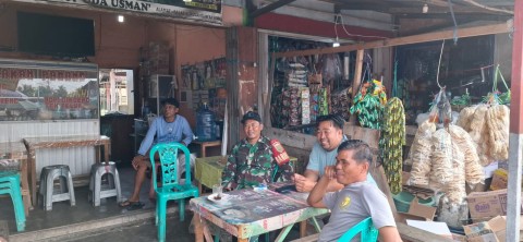 Serda Niki Koramil 406-01/Rawas Ulu Gelar Komsos Terkait Keamanan Siskamling di Pasar Surulangun