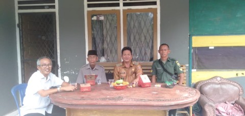 Babinsa Koramil 406-10/Lubuk Linggau Timur Serma Suwartono Komsos Bersama Unsur Pemerintah