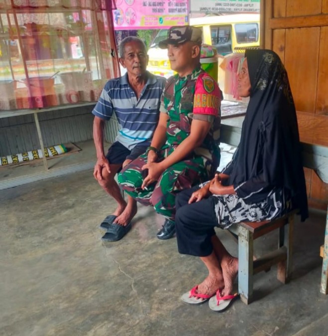 Babinsa Koramil 406-06/Tugumulyo, Serda Subur, Jalin Keakraban dengan Pasangan Suami Istri di Kelurahan Mangunharjo