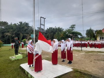 Babinsa Koramil 406-09/Terawas Sertu Zaenal A. Jadi Pembina Upacara di SD Trans Madang, Gelorakan Nasionalisme