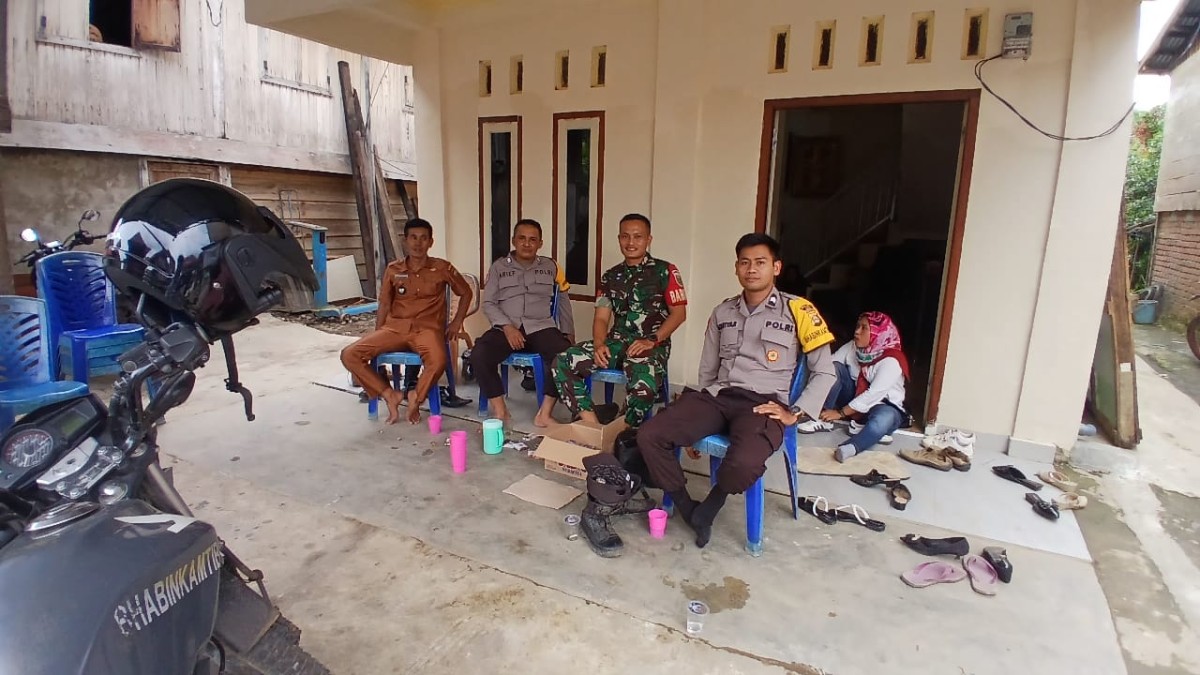 Peningkatan Sinergitas Pemerintah Desa dan Aparat Keamanan melalui Babinsa Koramil 406-05/Muara Kelingi Komsos Bersama Bhabinkamtibmas dan Kepala Desa