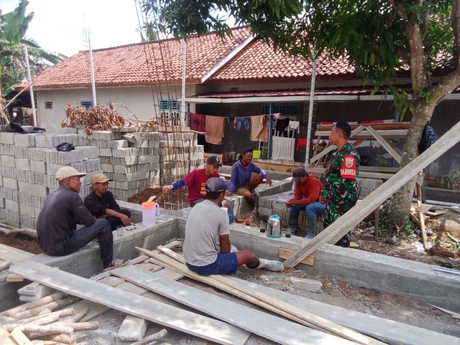 Babinsa Koramil 406-05/Muara Kelingi Sambangi Warga Yang Tengah Istirahat Bekerja