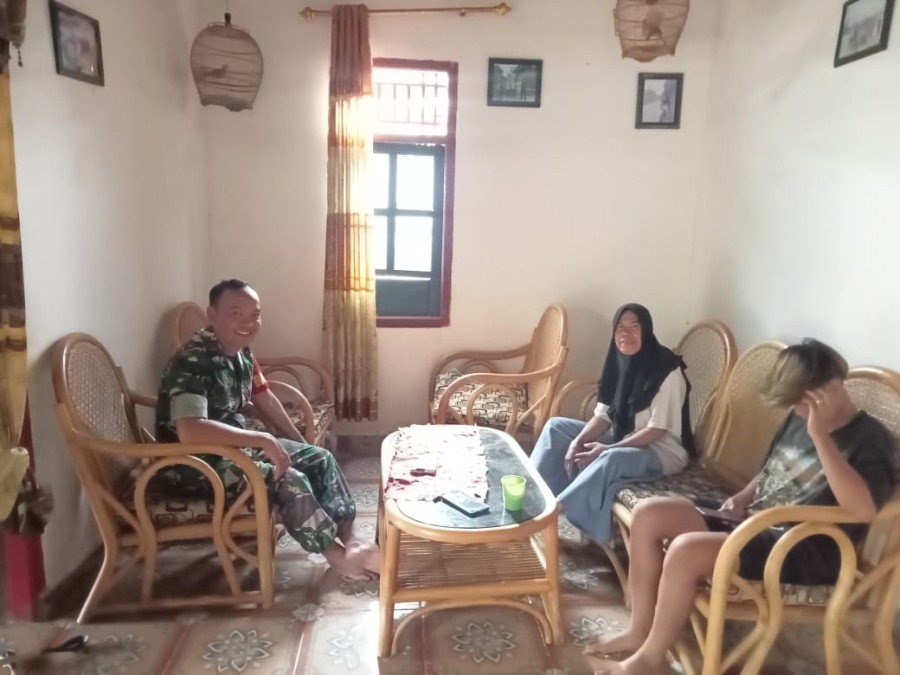 Babinsa Koramil 406-07/Jayaloka Jalin Keakraban di Rumah Bapak Hariyanto di Desa Rantau Alih