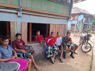 Babinsa Koramil 406-01/Rawas Ulu Laksanakan Komsos dengan Masyarakat Desa Jangkat