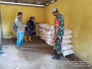Dukung Program Ketahanan Pangan Babinsa Koramil 406-05/Muara Kelingi Bersama Dinas Terkait Monitoring Penyaluran Pupuk Subsidi
