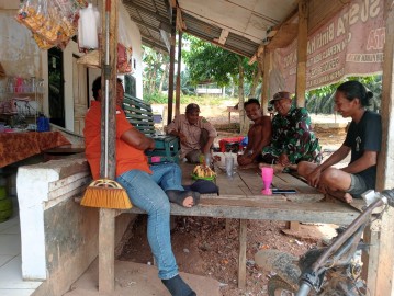 Babinsa Koramil 406-02/Rawas Ilir Laksanakan Komsos dengan Warga Desa Beringin Sakti