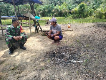 Babinsa Koramil 406-04/Muara Lakitan Laksanakan Komsos Bersama Kelompok Tani di Desa Pian Raya