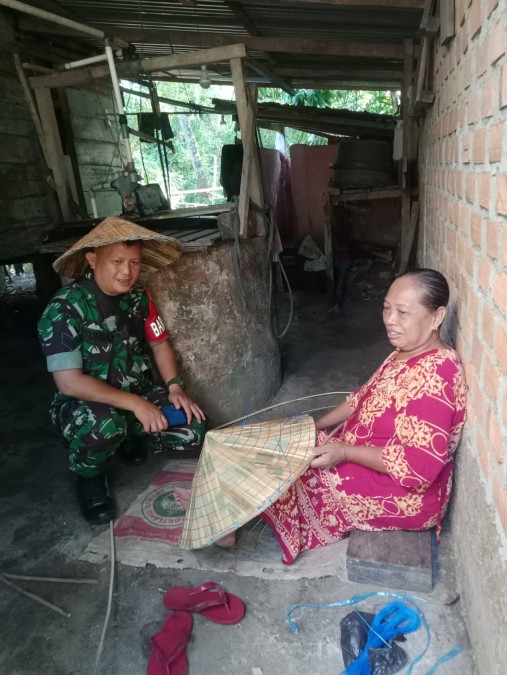Babinsa Koramil 406-03/Rupit Sertu Yudha S.A Laksanakan Komsos dengan Penjual Topi Caping di Muara Rupit
