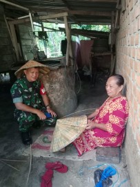 Babinsa Koramil 406-03/Rupit Sertu Yudha S.A Laksanakan Komsos dengan Penjual Topi Caping di Muara Rupit