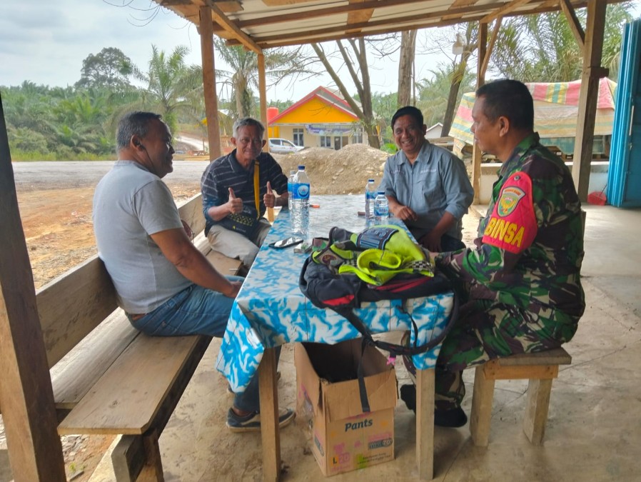 Babinsa Koramil 406-02/Rawas Ilir Laksanakan Komsos di Desa Beringin Makmur 2