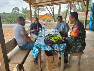 Babinsa Koramil 406-02/Rawas Ilir Laksanakan Komsos di Desa Beringin Makmur 2