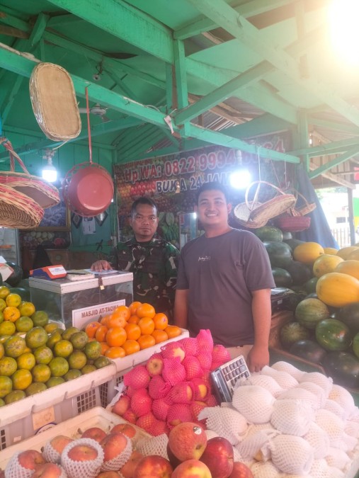 Babinsa Koramil 406-08/Lubuk Linggau Laksanakan Komsos dengan Pedagang Buah di Pasar Satelit