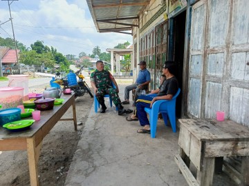 Babinsa Koramil 406-09/Terawas Ingatkan Warga Pentingnya Menjaga Keamanan Lingkungan