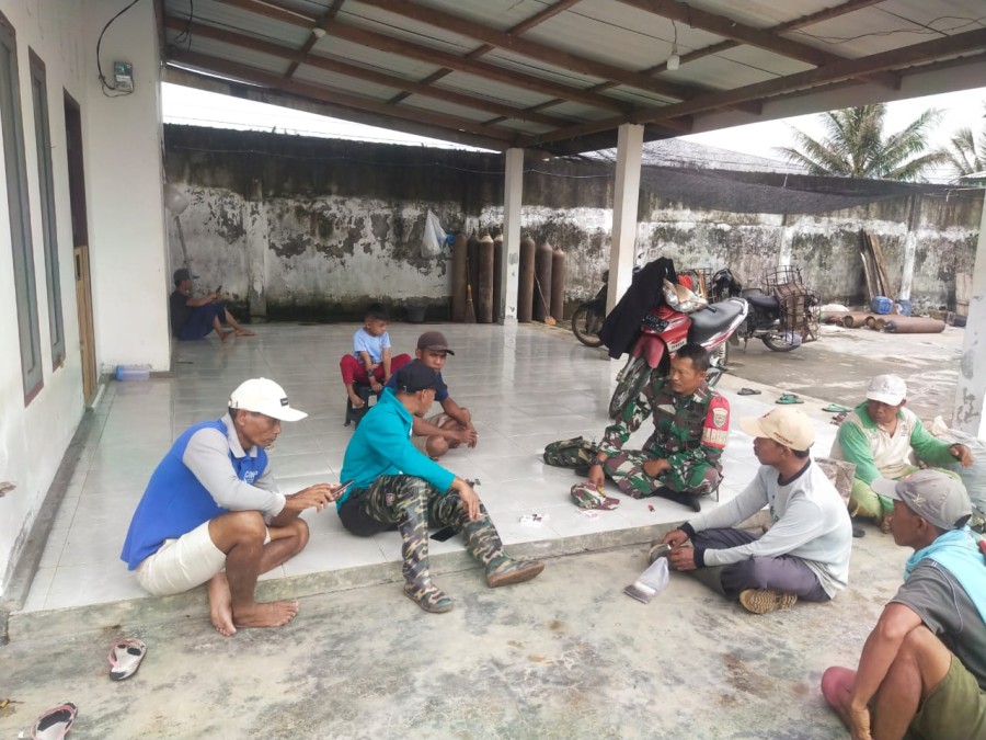 Babinsa Koramil 406-04/Muara Lakitan Ajak Warga Jaga Silaturahmi