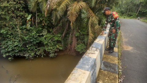 Babinsa Koramil 406-06/Tugumulyo Aktif Cek Debit Air di Wilayah Rawan Banjir