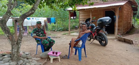 Babinsa Koramil 406-07/Jayaloka Laksanakan Komsos dengan Warga Desa Margoyoso