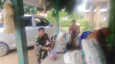 Babinsa Koramil 406-09/Terawas Ingatkan Pedagang Sayur untuk Selalu Menjaga Keamanan Saat Berjualan