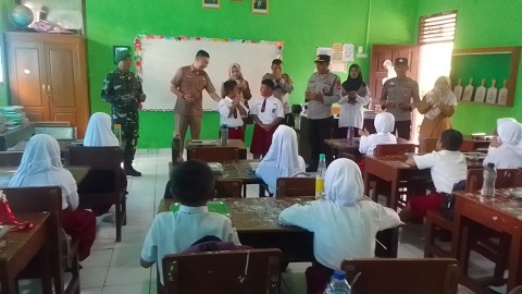 Babinsa Koramil 406-10/Lubuk Linggau Timur Dampingi Kegiatan Pendistribusian Makan Gratis Bergizi