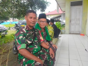 Babinsa Koramil 406-09/Terawas Serma Bambang Laksanakan Komsos dengan Masyarakat.