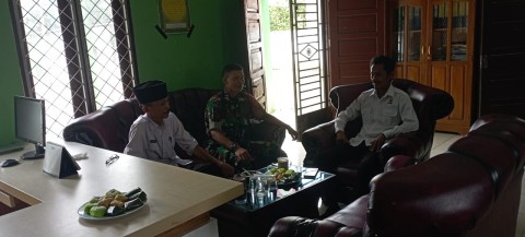 Babinsa Koramil 406-04/Muara Lakitan Laksanakan Komsos dengan Kades dan Ketua BPD Desa Mulyo Sari