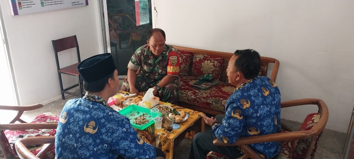 Babinsa Koramil 406-07/Jayaloka Laksanakan Komsos dengan Staf Guru SDN Marga Tunggal