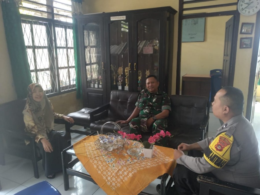 Babinsa Koramil 406-08/Lubuk Linggau Gelar Komsos Bersama Ketua RT dan Staf Kelurahan.