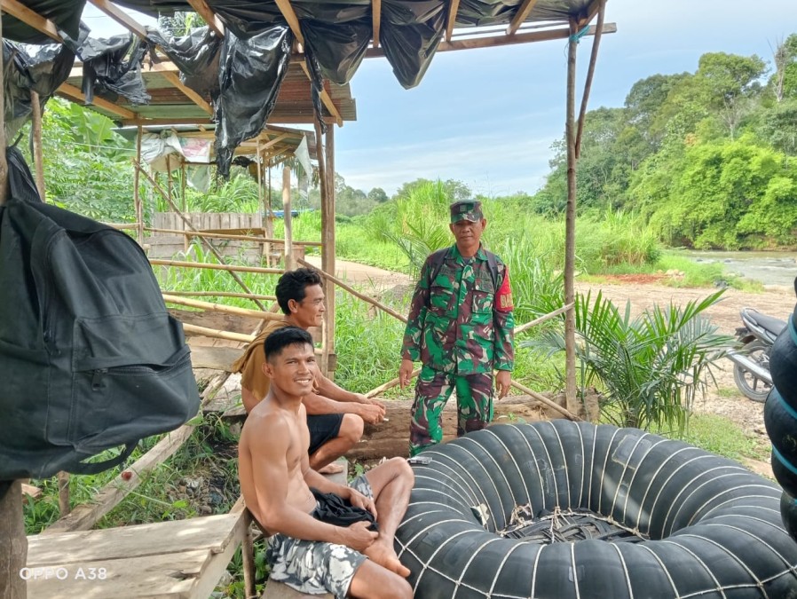 Babinsa Koramil 406-08/Lubuk Linggau Sertu M. Tarhib Ingatkan Warga Pentingnya Keselamatan Kerja