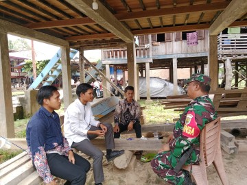 BABINSA KORAMIL 406-02/RAWAS ILIR BERIKAN PENYULUHAN TENTANG BAHAYA JUDI ONLINE KEPADA PEMUDA DESA BINAAN