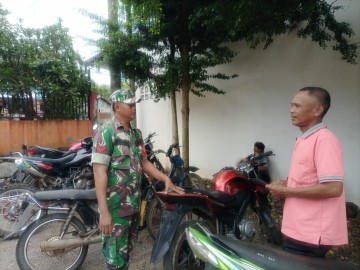 Babinsa Koramil 406-07/Jayaloka Jalin Komsos dengan Masyarakat Desa Kertosono