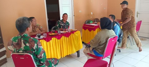 Ketahanan Pangan Nasional, Babinsa Serka Siswoyo Bersama PPL dan Kades Komsos Pembahasan Pertanian di Wilayah
