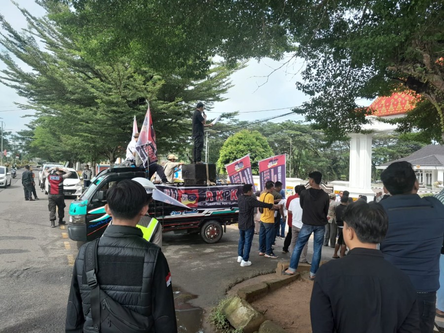 Danramil 406-03/Rupit Bersama Anggota Melaksanakan Pengamanan Aksi Damai DHN KPK-PEPANRI di Kantor Bupati Muratara