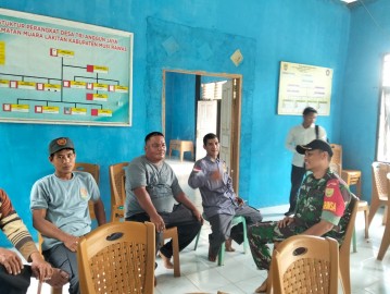 Babinsa Koramil 406-04/Muara Lakitan Laksanakan Komsos dengan Masyarakat Desa SP 5 Tri Anggun Jaya