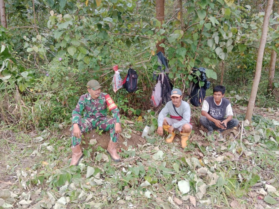 Babinsa Koramil 406-05/Muara Kelingi Komsos dengan Warga Saat Istirahat Bekerja