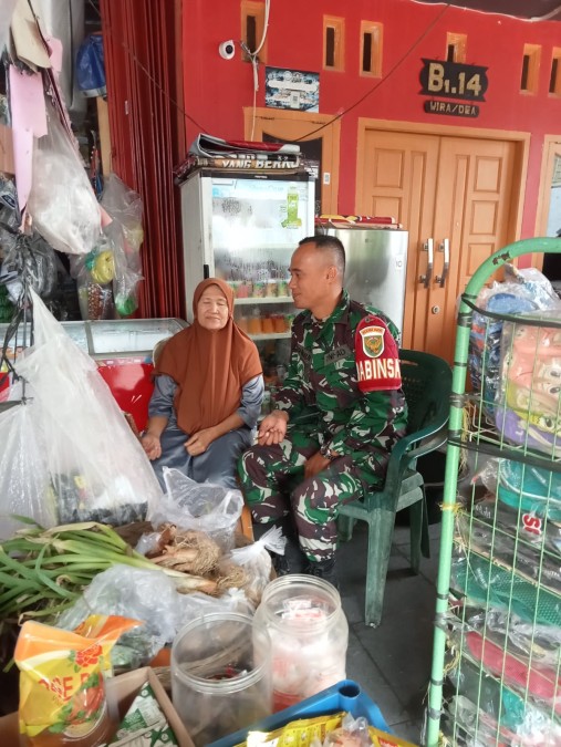 Babinsa Koramil 406-10/Lubuk Linggau Timur Komsos dengan Ibu Ida, Pemilik Warung Manisan