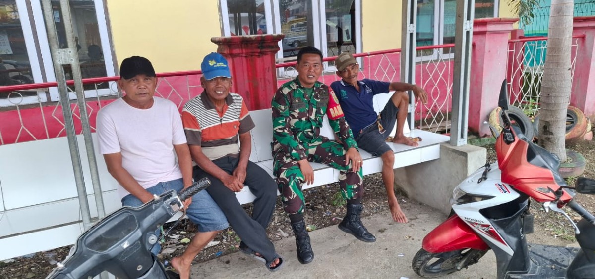 Babinsa Koramil 406-01/Rawas Ulu Serda Niki Sudoyo Ajak Warga Jaga Kebersihan Lingkungan