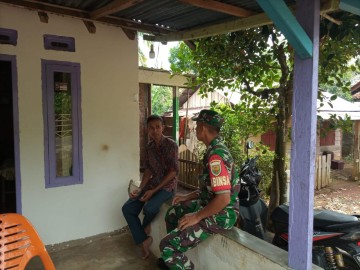 Babinsa Koramil 406-07/Jayaloka Laksanakan Komsos dengan Sekdes Purwodadi