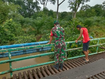 Babinsa Koramil 406-07/Jayaloka dan Mitra Karib Aktif Pantau Aliran Sungai untuk Cegah Bencana