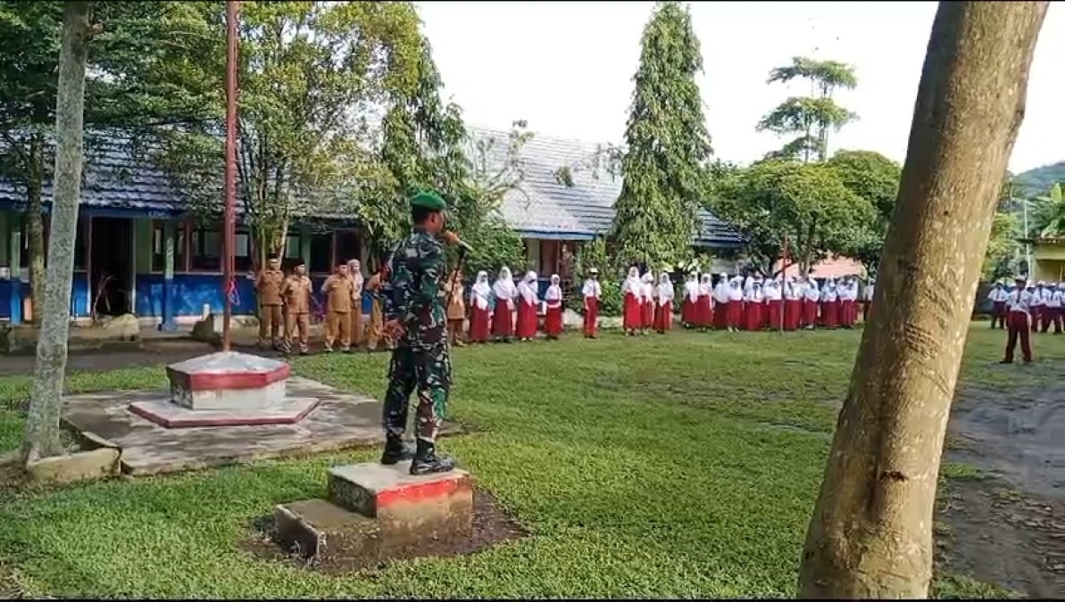 Babinsa Koramil 406-09/Terawas Hadiri Upacara Bendera di SDN Sukakarya, Wujud Sinergitas dengan Dunia Pendidikan