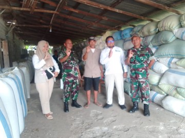 Danramil 406-10/Lubuk Linggau Timur Bersama Babinsa dan Petugas Bulog Koordinasi Kerjasama Dengan Pemilik Penggilingan Padi