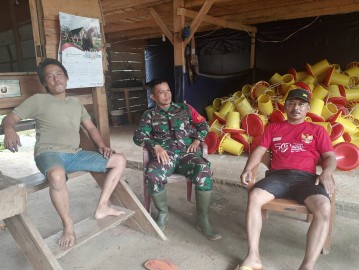 Babinsa Koramil 406-05/Muara Kelingi Lakukan Komsos dengan Pemilik Kandang Ayam Potong di Desa Setempat